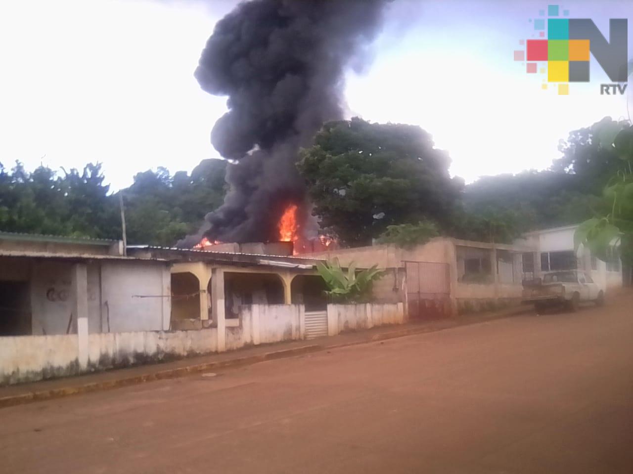 En el sur de Veracruz se incendia bodega de combustible clandestina