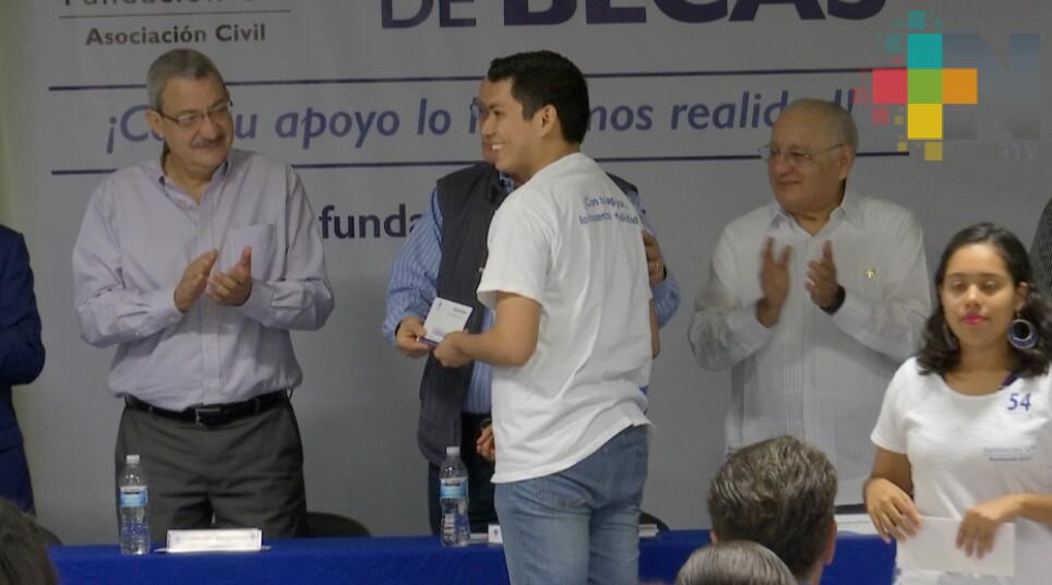 Fundación UV región Veracruz entrega becas