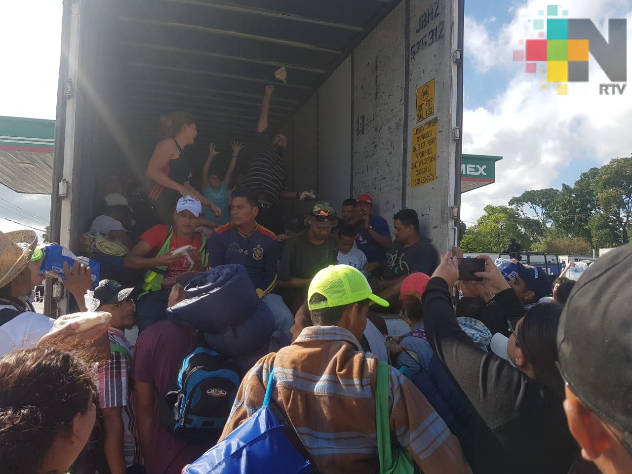 Migrantes paran brevemente en Amatlán de los Reyes antes de continuar su ruta hacia Puebla y Ciudad de México