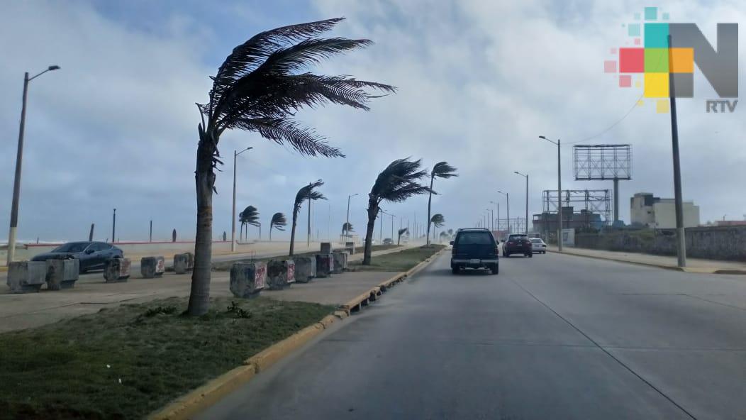 FF 41 provocó desprendimiento de techos y caída de espectaculares en Coatzacoalcos