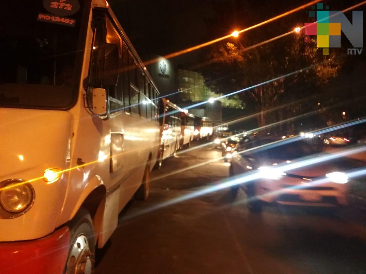 Se manifiestan transportistas por retención de unidades