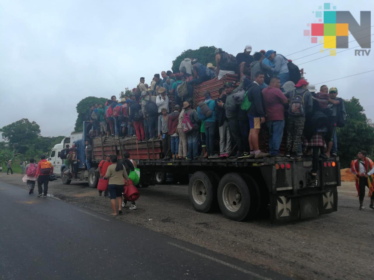 Caravana migrante sale de Sayula de Alemán rumbo a Isla