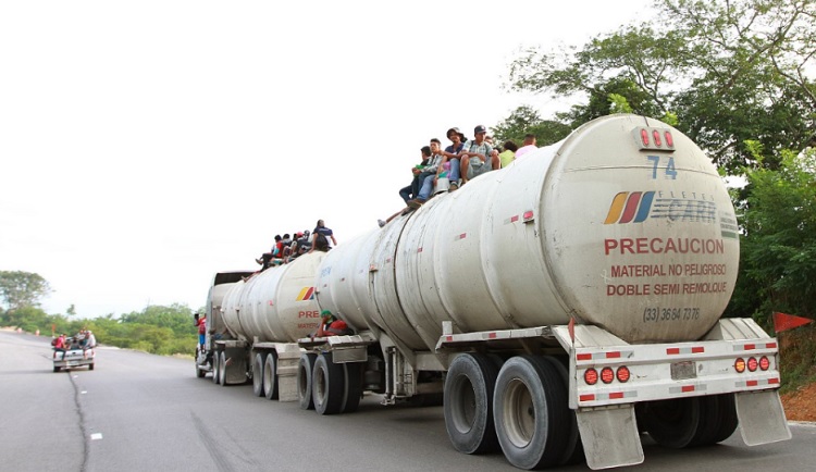Caravana migrante decide avanzar hacia Acayucan, Veracruz