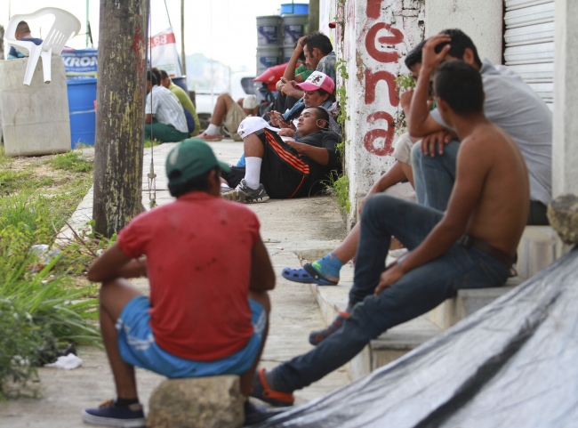 Segunda caravana migrante permanece en Matías Romero, Oaxaca; se quejan de abandono