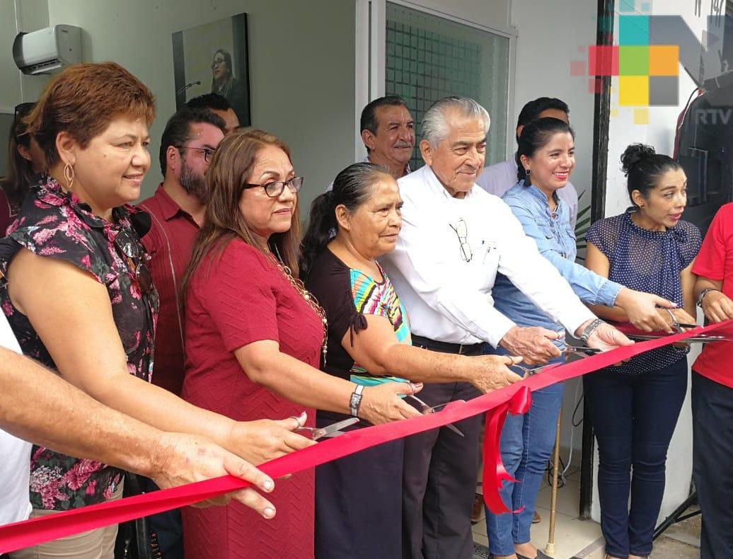 Inaugura diputada Carmen Medel casa de gestión en Minatitlán