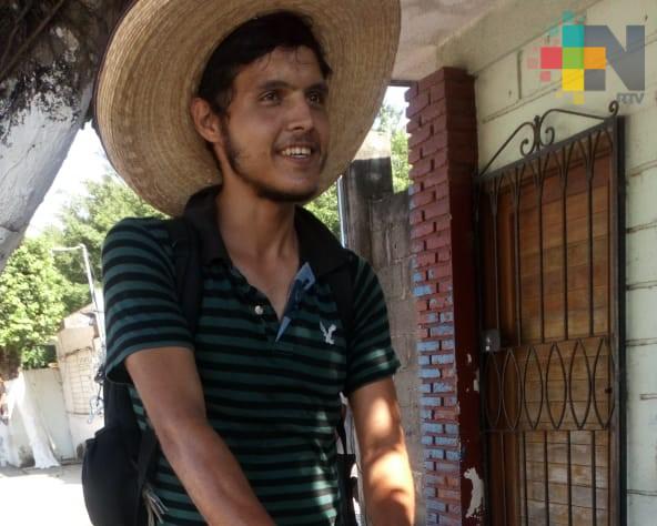 Integrantes de la caravana de migrantes buscan obtener dinero para poder subsistir en su recorrido