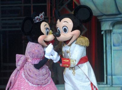 Cantan a Mickey Mouse «Las mañanitas» por su cumpleaños número 90