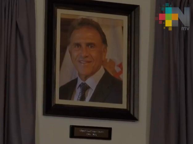MAYL develó su retrato en sala Benito Juárez de palacio de gobierno