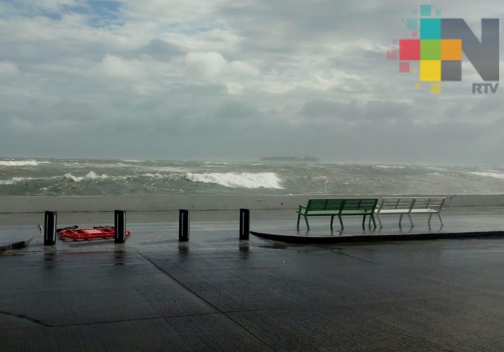 Por fuerte oleaje cierran tramo de bulevar costero de Boca del Río