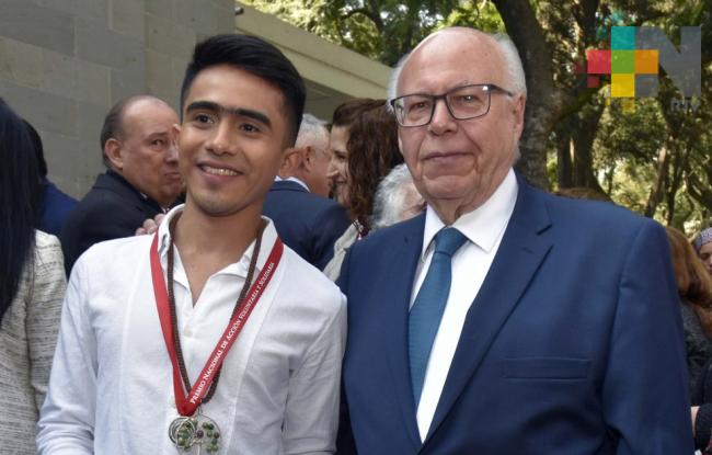 José Narro entrega Premio Nacional de Acción Voluntaria y Solidaria