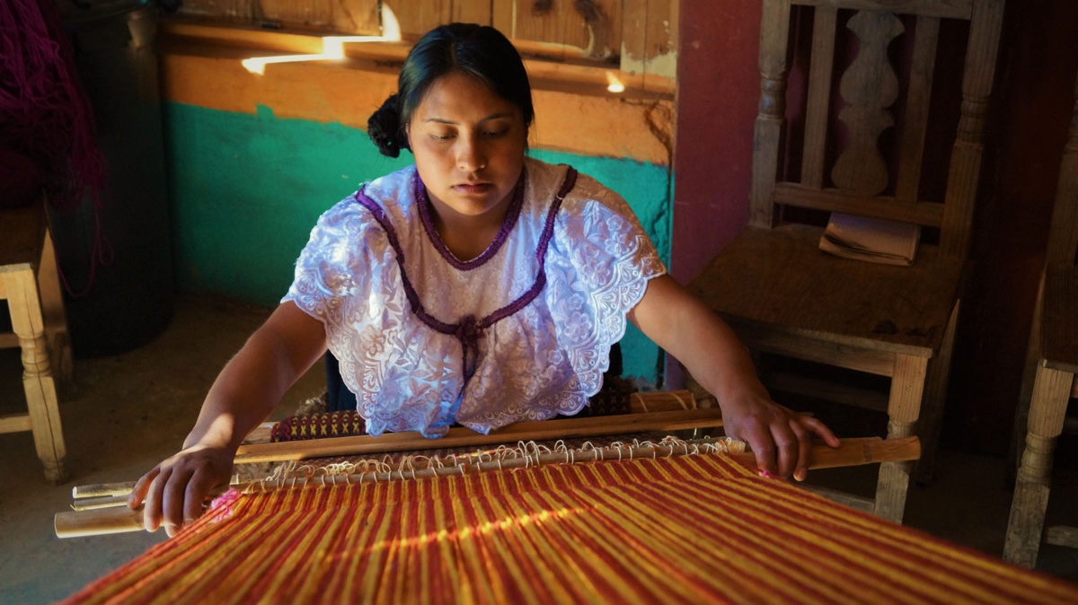 Trabajo textil de artesanas de la Sierra de Zongolica es visibilizado por investigación galardonada