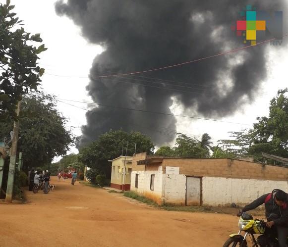 Toma clandestina de combustible provoca incendio en Acayucan