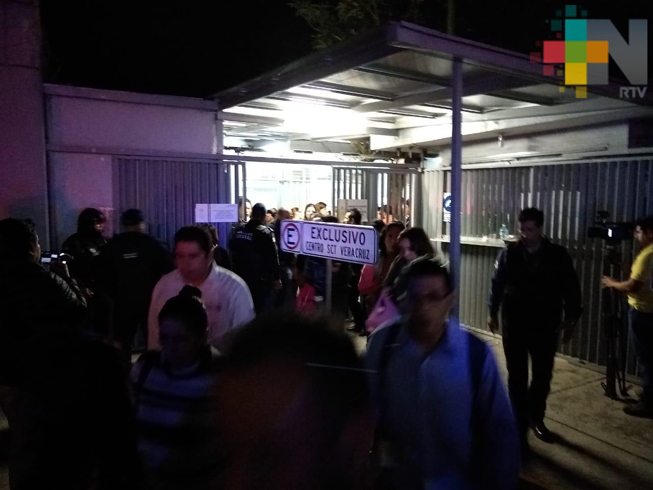 Habitantes de Sayula de Alemán retienen a trabajadores de SCT y Sedesol durante protesta
