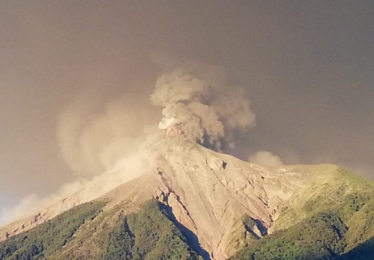 Quinta erupción del volcán de Fuego afecta a más de 76 mil personas