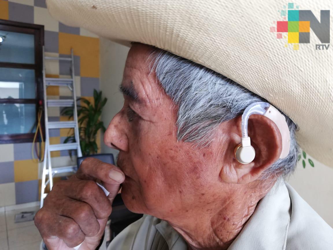 Terrablanquenses reciben aparatos auditivos