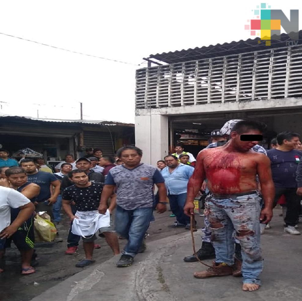 Comerciantes detienen a presunto asaltante en zona de mercados de Veracruz