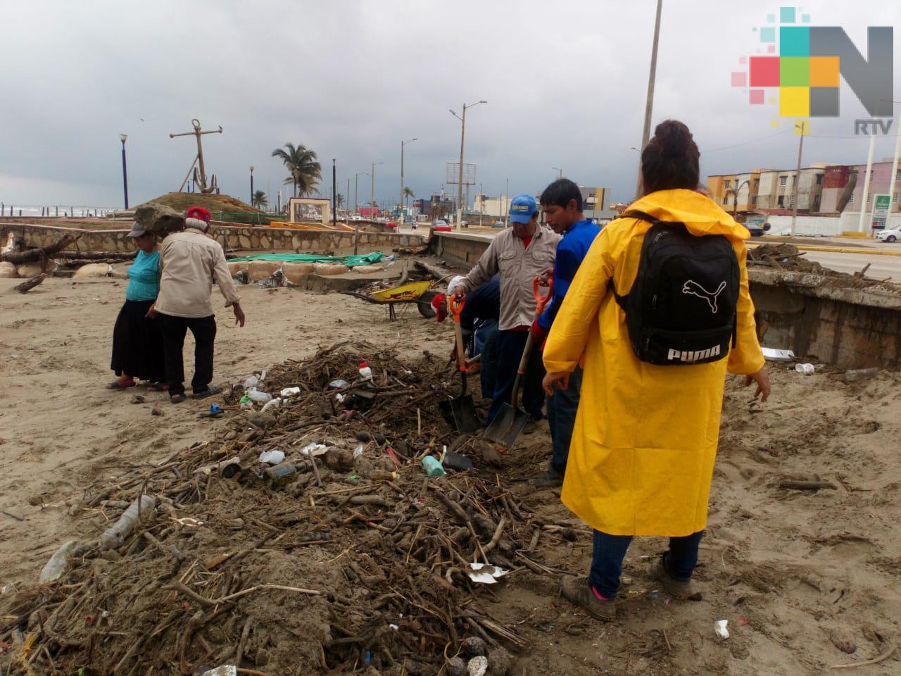 Realizan limpieza del malecón costero de Coatzacoalcos