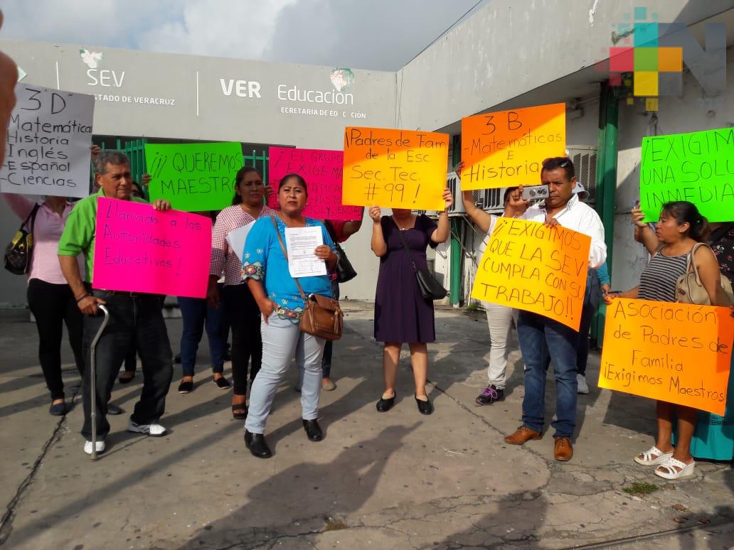 Padres de familia de secundaria técnica de Boca del Río piden asignación de maestros