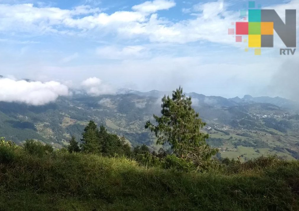 Medio nublado con periodos de sol y ambiente diurno templado en el estado de Veracruz