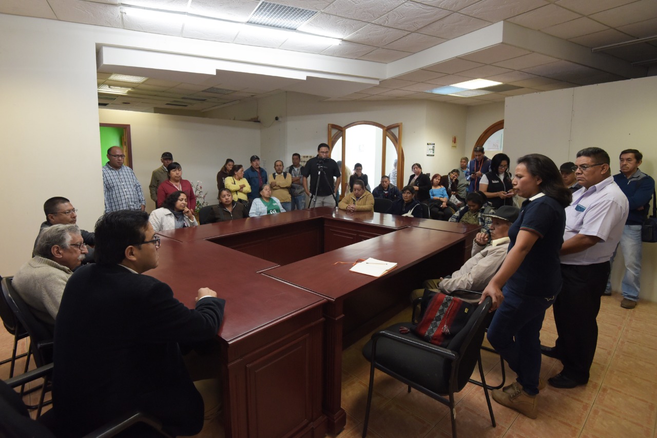 Atienden funcionarios municipales a integrantes de Antorcha Campesina