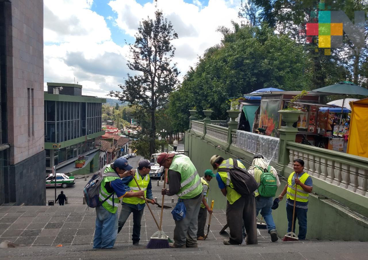 Realizan trabajos de limpieza en el primer cuadro del centro de Xalapa