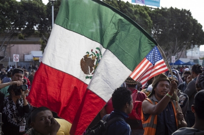 Marchan migrantes centroamericanos a garita internacional en Tijuana