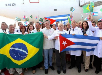 Cientos de médicos cubanos abandonan Brasil tras desacuerdo diplomático