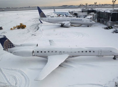 Cancelan cientos de vuelos por primera gran tormenta invernal en EUA