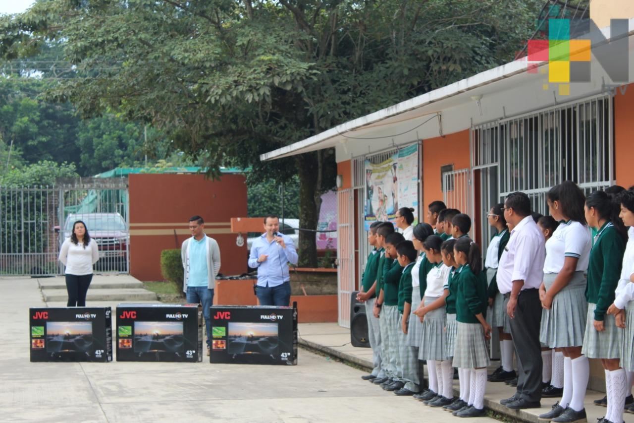 Entregan pantallas a telesecundarias de comunidades de Yanga 
