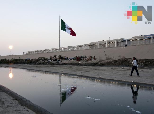 Autoridades de EUA cierran cauce del río Tijuana por migrantes