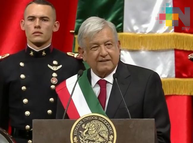 López Obrador se compromete a no subir impuestos ni precio de gasolinas