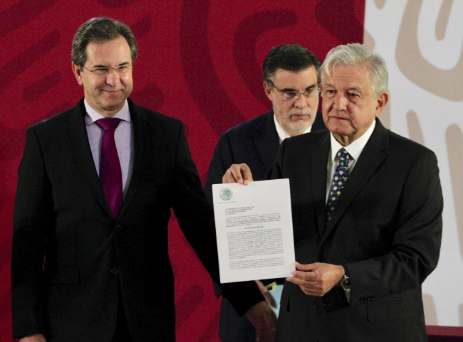 Firma López Obrador iniciativa de revocación de reforma educativa