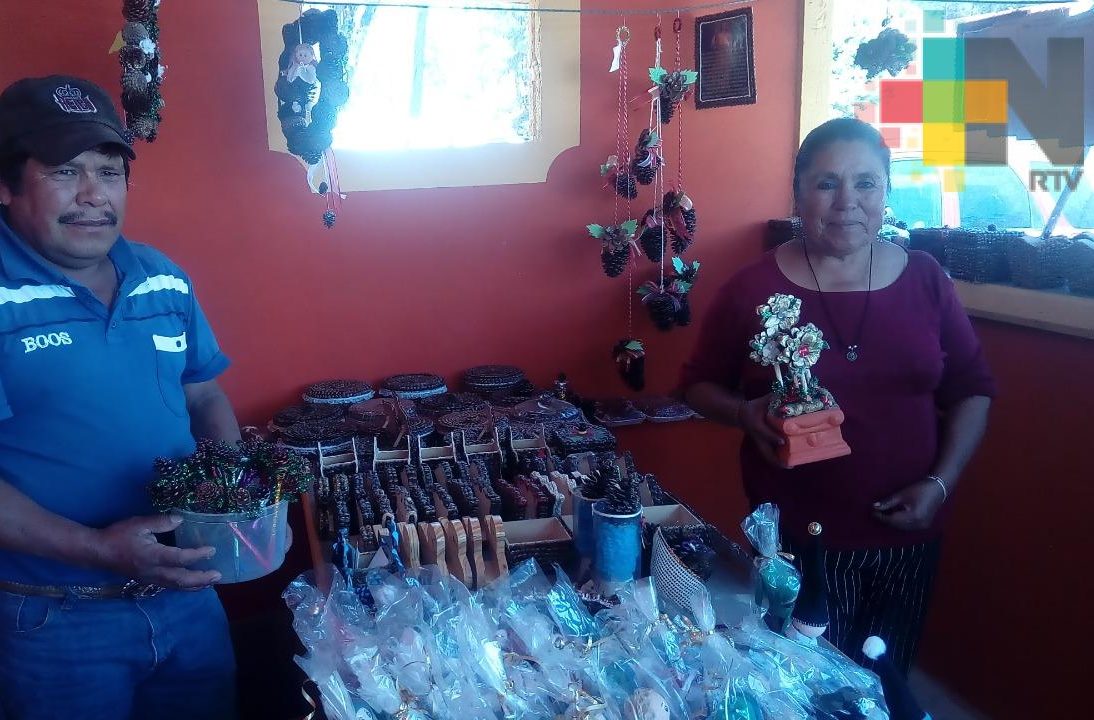Artesanas de Tlachichilquillo, municipio de Zacualpan, ofrecen sus productos navideños