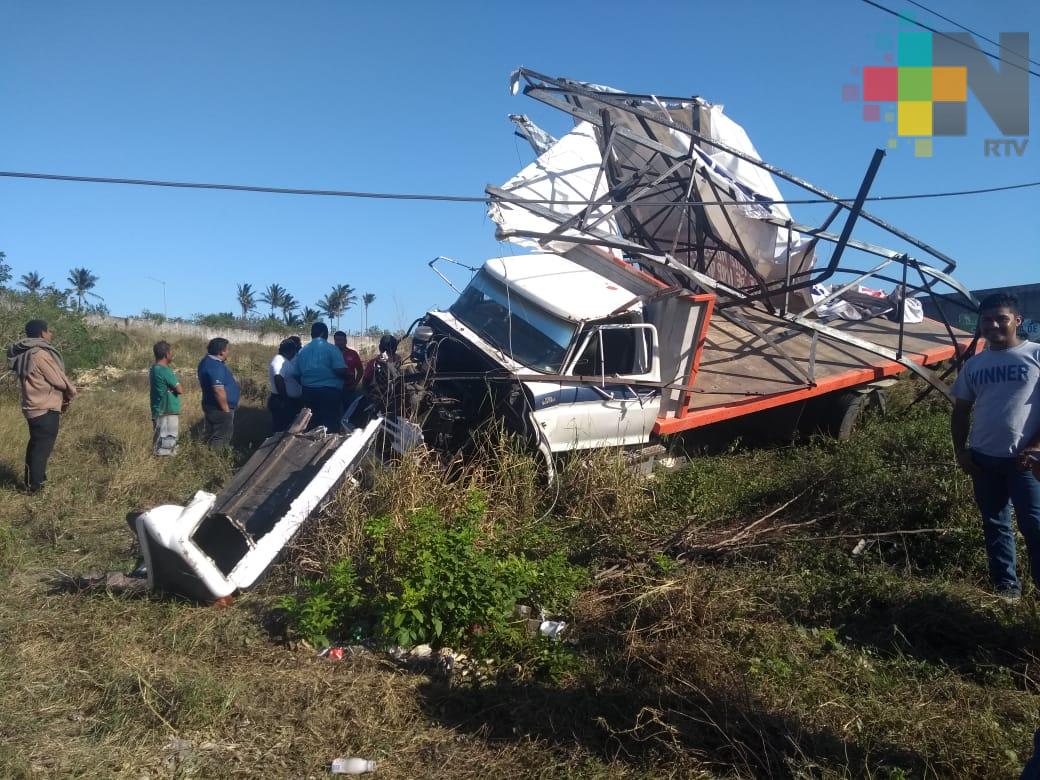 Camión de carga chocó con un anuncio espectacular en el municipio de Alvarado