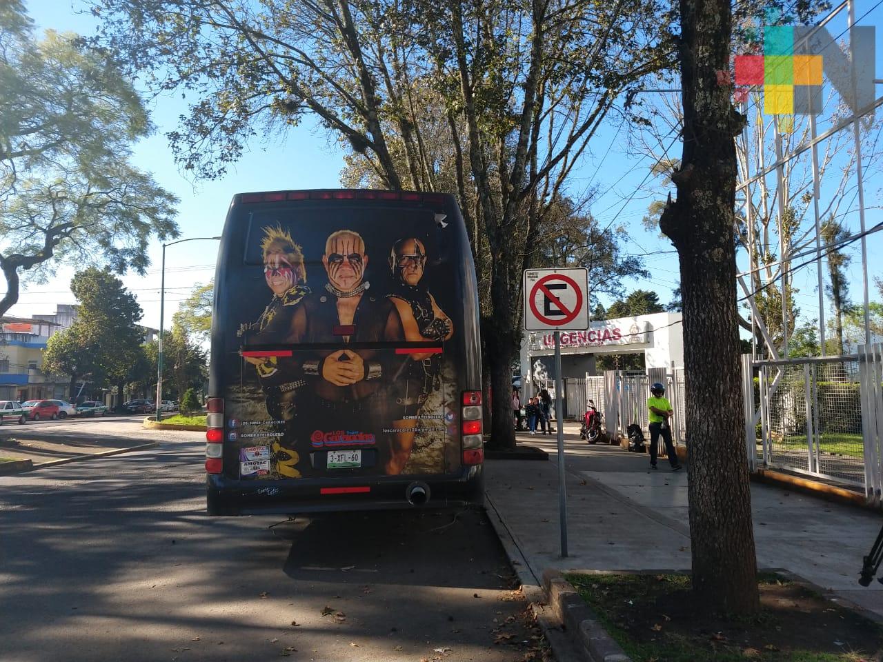 Camión del grupo Los Caracoles alberga a familiares de enfermos del CAE, en Xalapa