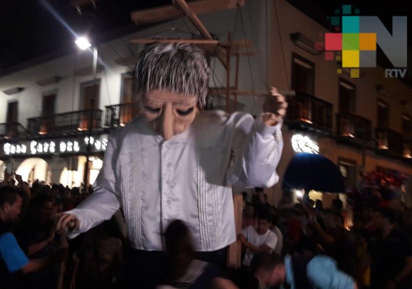 Celebran Desfile de Año Viejo en Centro Histórico de Veracruz