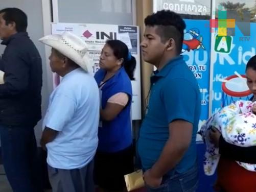 Larga fila en el Registro Federal de Electores de Martínez de la Torre
