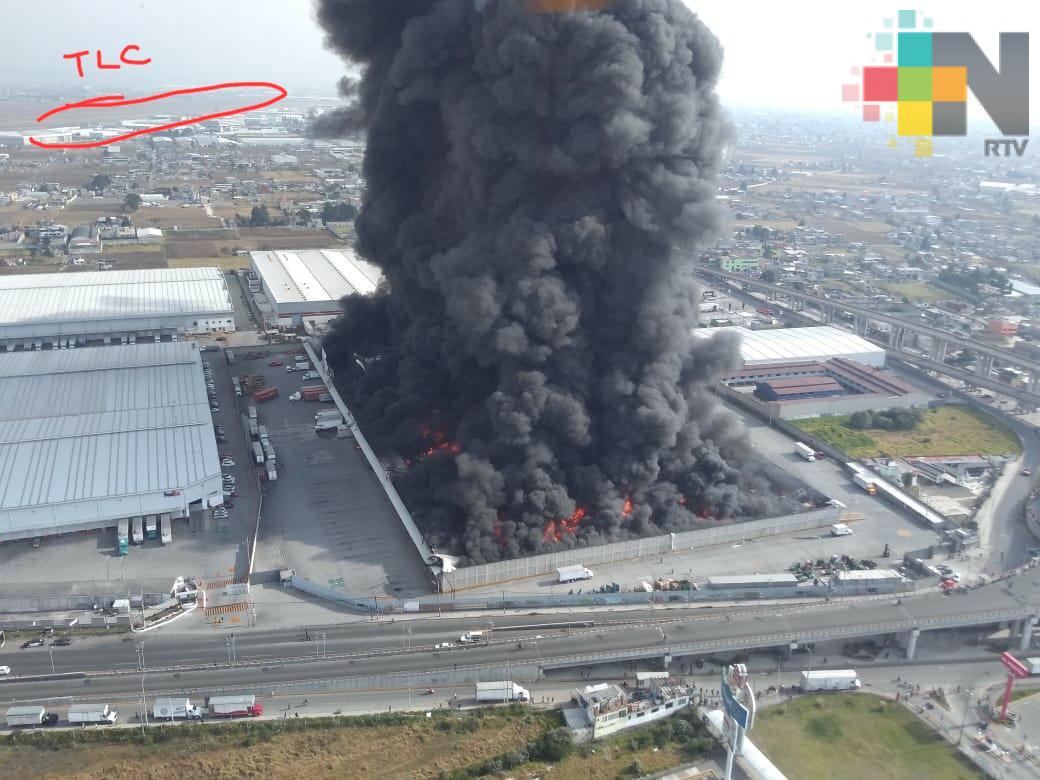 Desalojan a trabajadores por incendio en bodega de telas