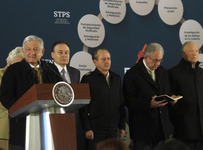Robo de combustible se combatirá dentro y fuera de Pemex, afirma López Obrador