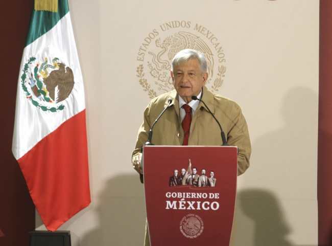 López Obrador firma decreto que reduce IVA y aumenta salarios en frontera norte