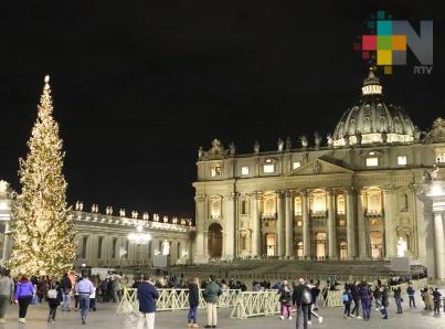 Al son de villancicos iluminan árbol y develan nacimiento en Vaticano