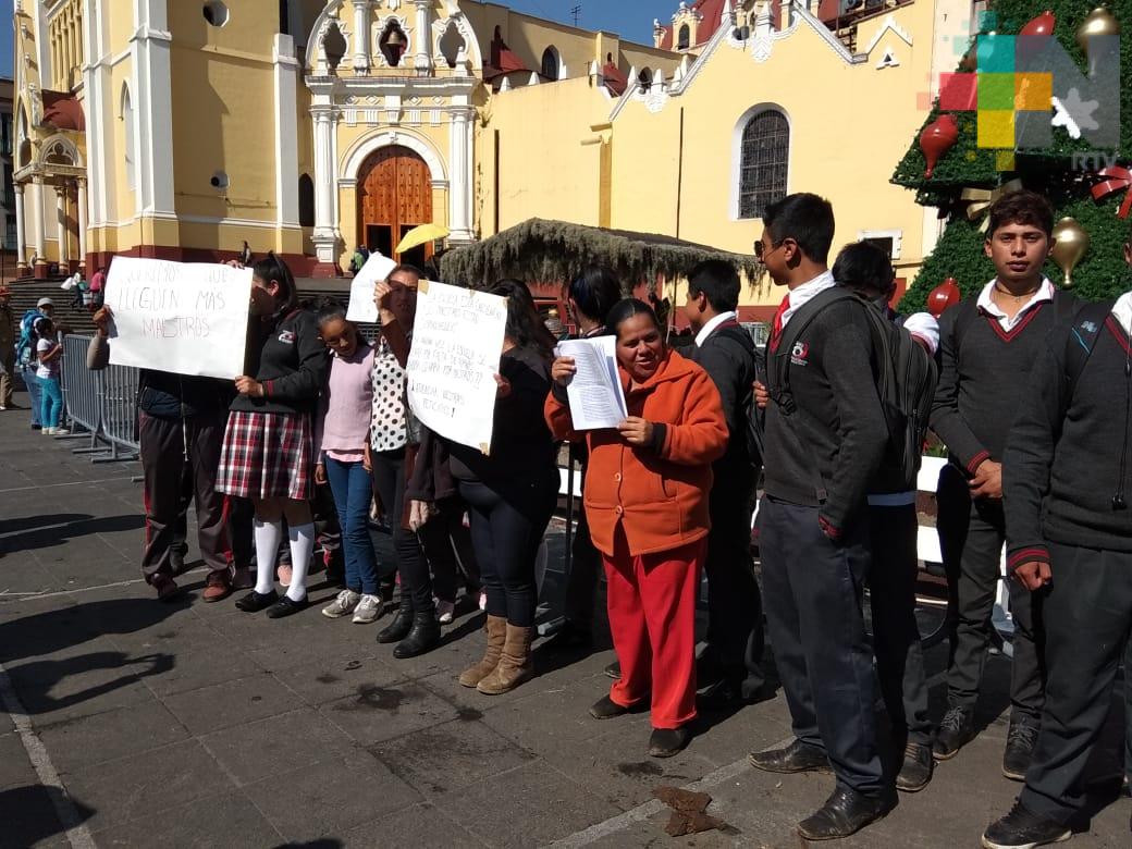 Padres de familia y alumnos de Telebachillerato de Acajete piden maestros