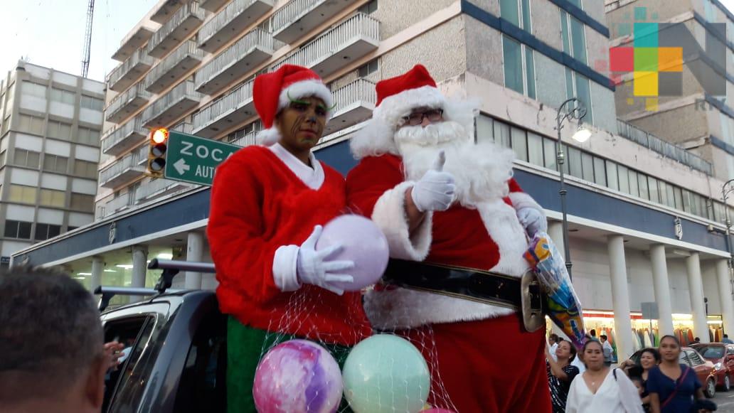 Santa Claus recorre calles del Centro Histórico de Veracruz