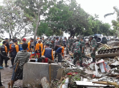Sismo azota Indonesia a un día del tsunami que dejó 222 muertos
