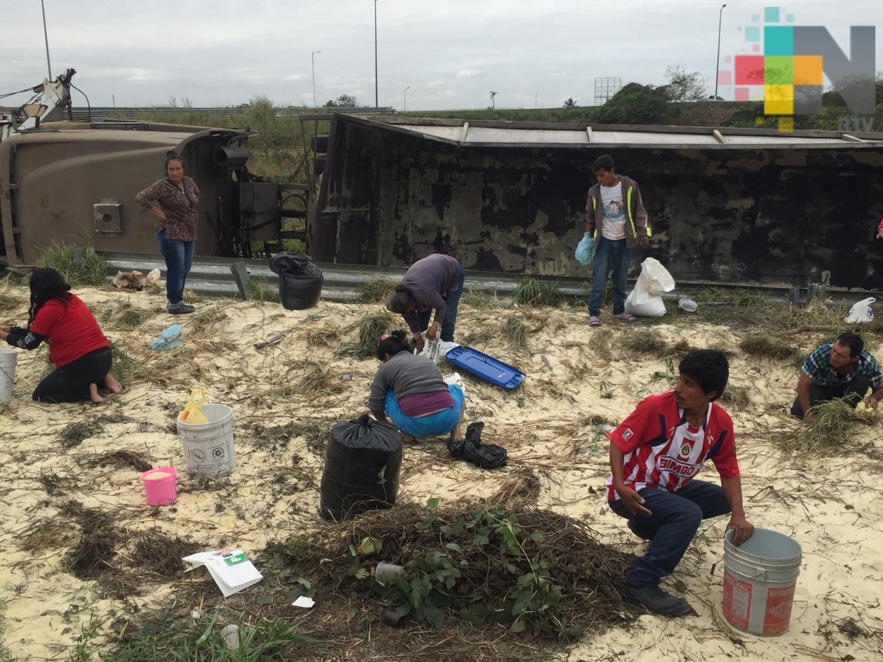 Vuelca tráiler con azúcar en la autopista Veracruz – Cardel; habitantes cometen rapiña