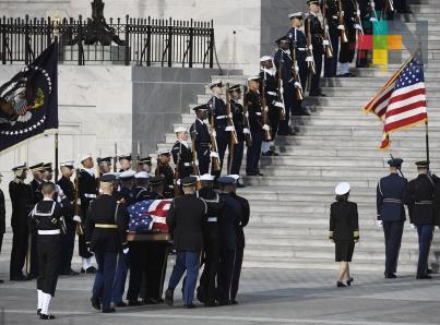 Trump rinde homenaje a George H.W. Bush en el Capitolio