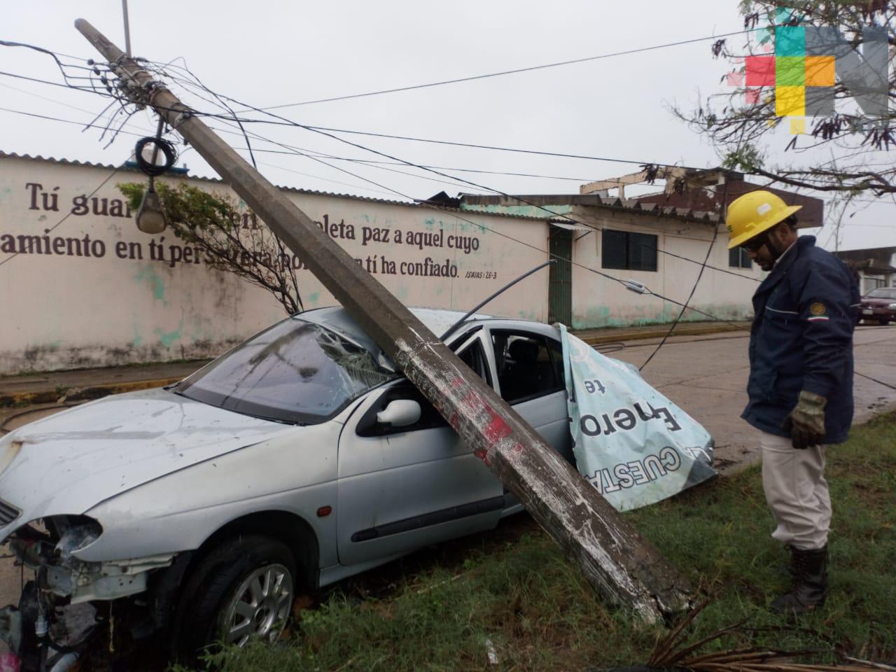Tráiler derriba poste y deja sin energía eléctrica a colonia de Coatzacoalcos
