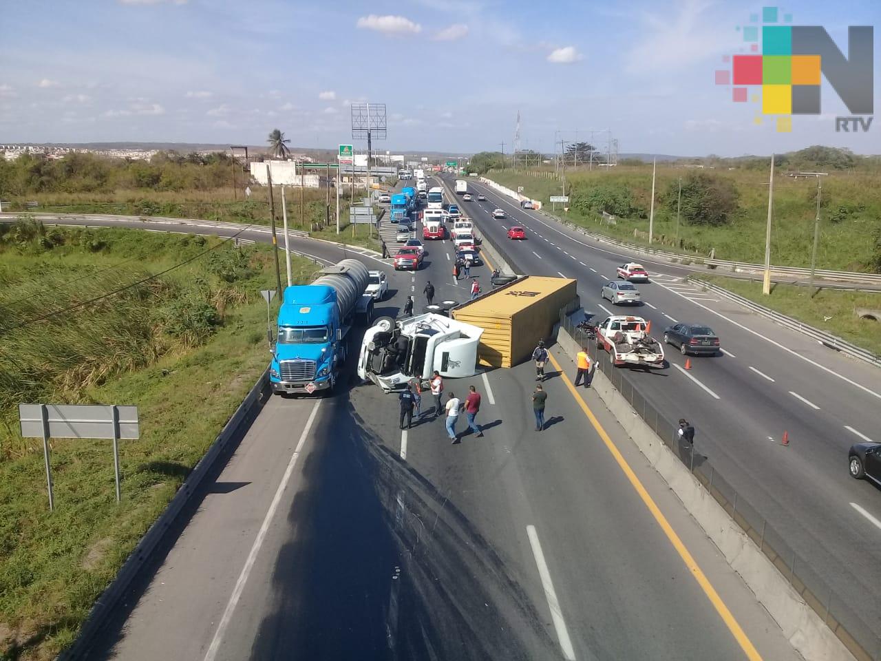 Vuelca tráiler en el kilómetro 13.5 de la autopista Cardel-Veracruz