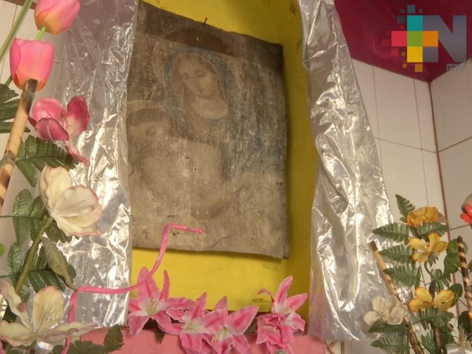 Vecinos de Coatepec rezan a una lámina donde aseguran se apareció la virgen