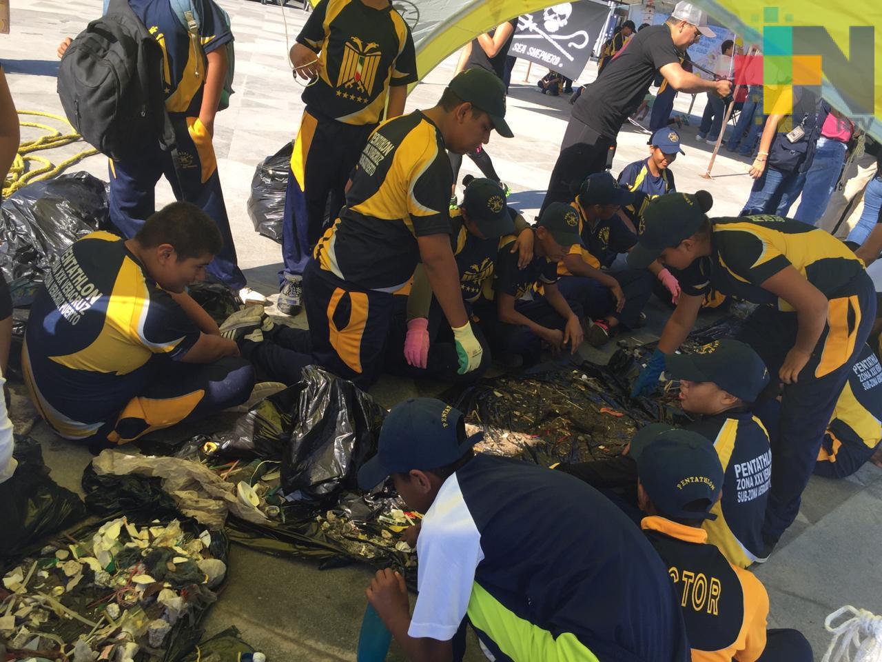 Organizaciones ambientalistas limpian playas de Veracruz